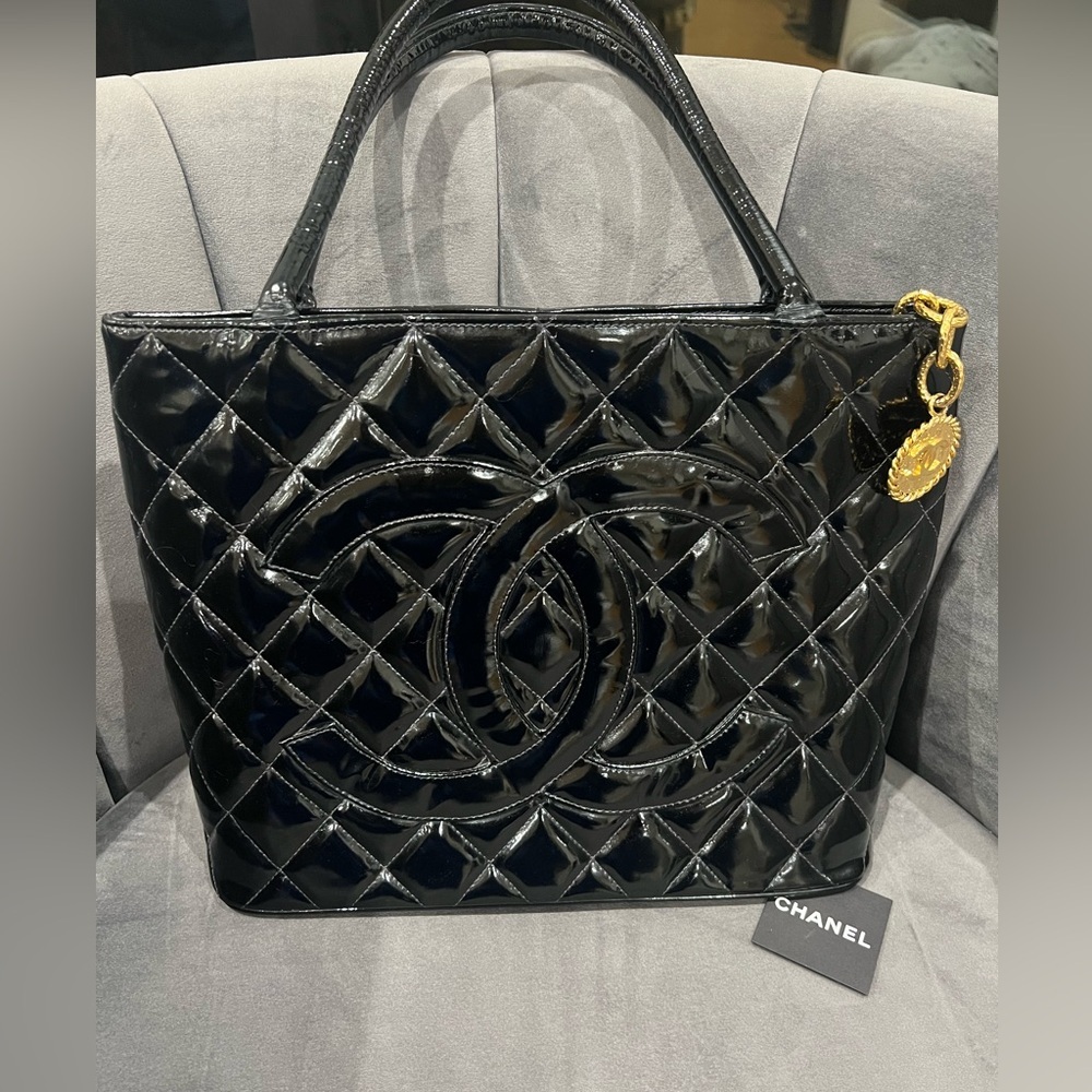 Reserved -Chanel Medallion Tote Patent Black - Picture 4 of 15
